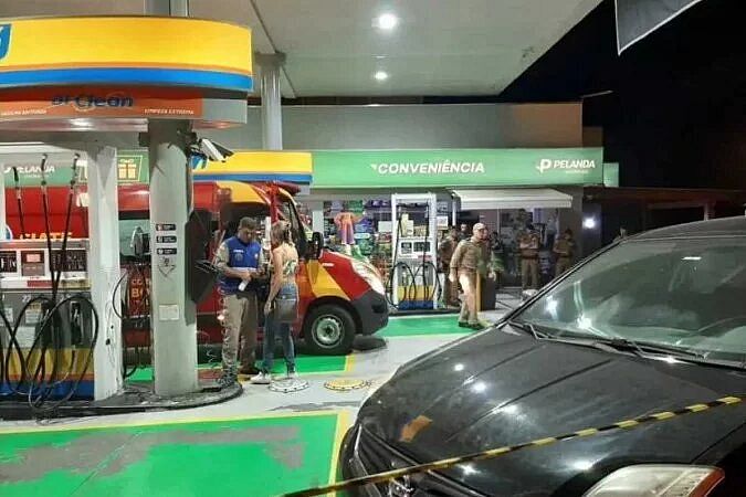 O agente da PF estacionou em um local proibido e foi repreendido pelo segurança do posto de gasolina