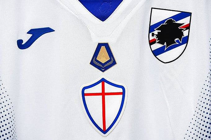 Camisa da Sampdoria com o escudo de artilheiro de Fabio Quagliarella 