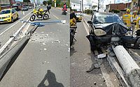 Vídeo: carro derruba poste em acidente na Avenida Cachoeira do Meirim