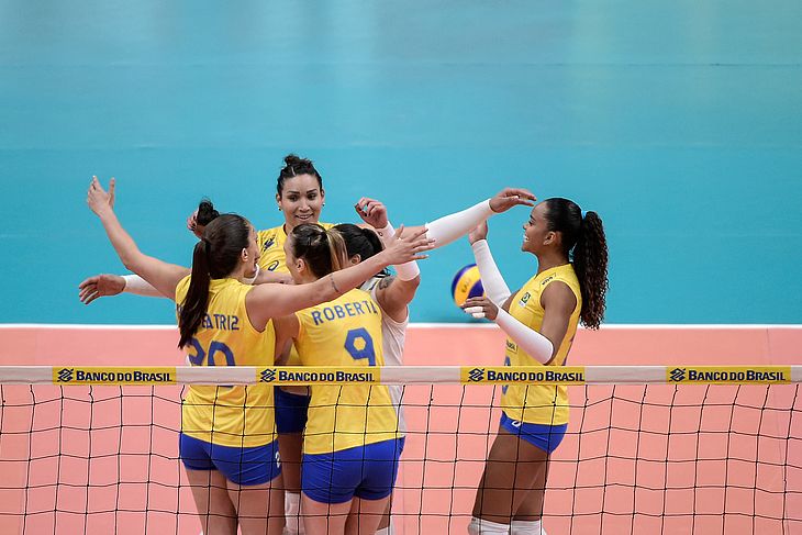 Seleção brasileira de vôlei feminino durante amistoso internacional contra os Estados Unidos, no Maracanãzinho, no Rio de Janeiro