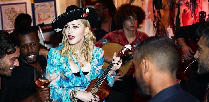 Madonna cantando em seu bar preferido em Portugal
