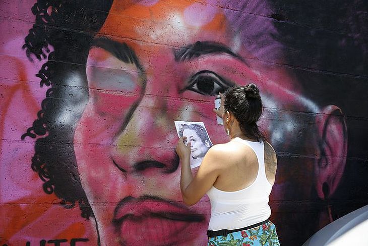 Grafite em homenagem à Mariele é refeito pela grafiteira Panmela Castro 