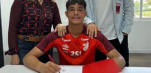 Filho de Eliza Samudio, Bruninho assina contrato com o Athletico-PR no dia em que a mãe faria aniversário