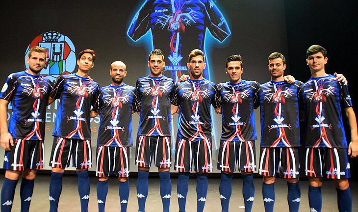 Novo uniforme do Zamora, da quarta divisão espanhola, repercutiu no mundo todo
