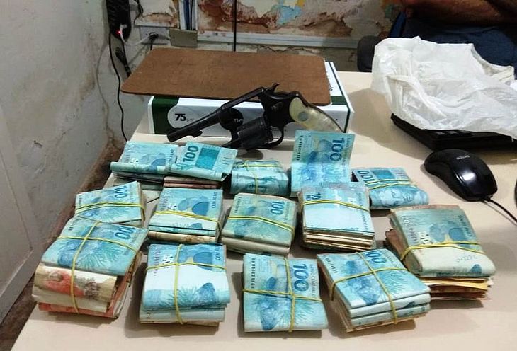 Dinheiro foi recuperado pelos policiais
