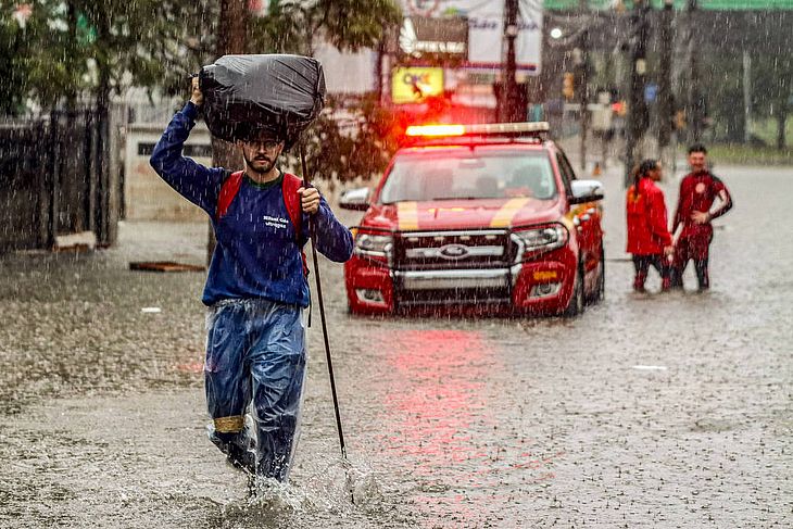 Clima volta a piorar com chuva em Porto Alegre