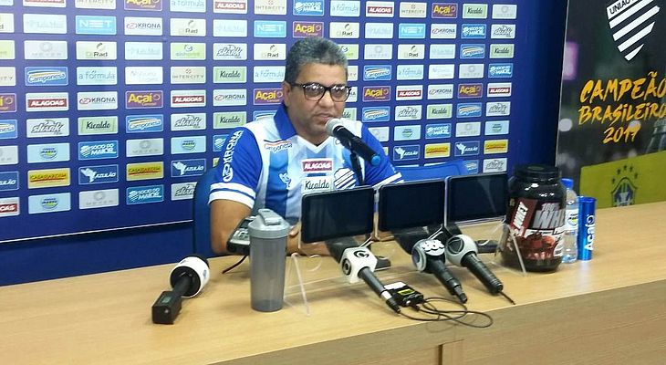 O técnico Marcelo Cabo concedeu entrevista a impressa após a coletiva