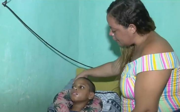O menino Luiz Davi recebeu alta e está sendo cuidado pela mãe em casa