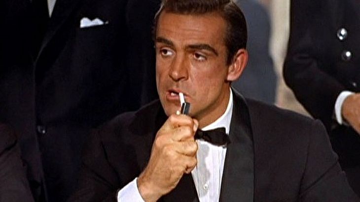 Sean Connery fazendo James Bond em 007 
