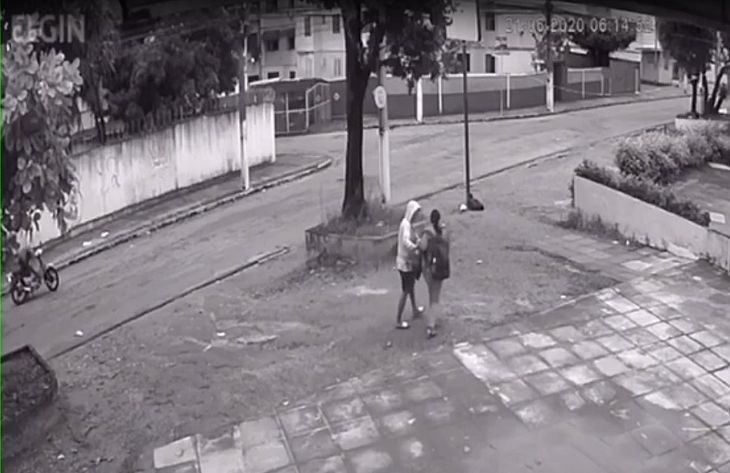 Suspeito aborda mulher, enquanto comparsa aguarda na motocicleta