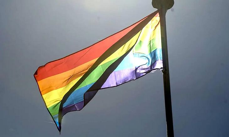 Bandeira colorida símbolo da causa LGBT+