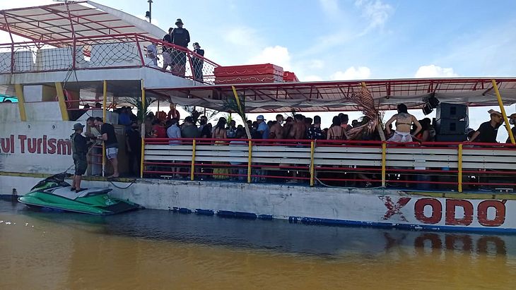 Festa acontecia em um catamarã na Lagoa Manguaba, na Barra Nova 