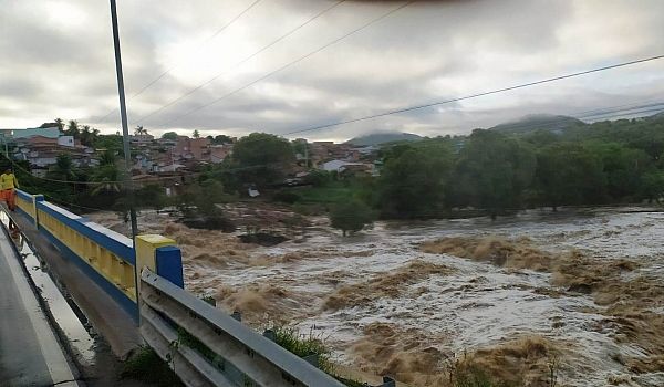 Nível do Rio Ipanema atingiu seu nível máximo na noite da quinta-feira (26