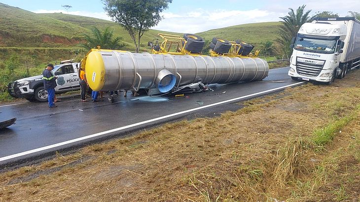 Carreta tombou na Rodovia Governador Mário Covas