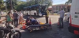 Mulher que levava pai às pressas ao hospital atropela pedestre na Fernandes Lima