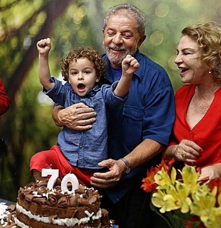 Lula, o neto Arthur e a esposa Marisa, também falecida