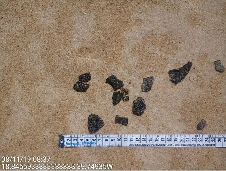 Fragmentos do óleo que chegaram à praia de Guriri, no Norte do Espírito Santo