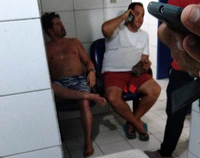 Thiago (sem camisa) e André Luiz foram detidos por desacato