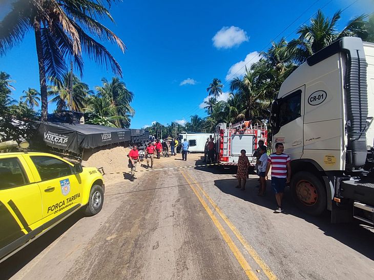 A colisão entre um micro-ônibus de turismo e uma carreta ocorreu na última sexta-feira (28), em um trecho da rodovia estadual AL 101 Sul, no povoado Poxim, zona rural de Coruripe.