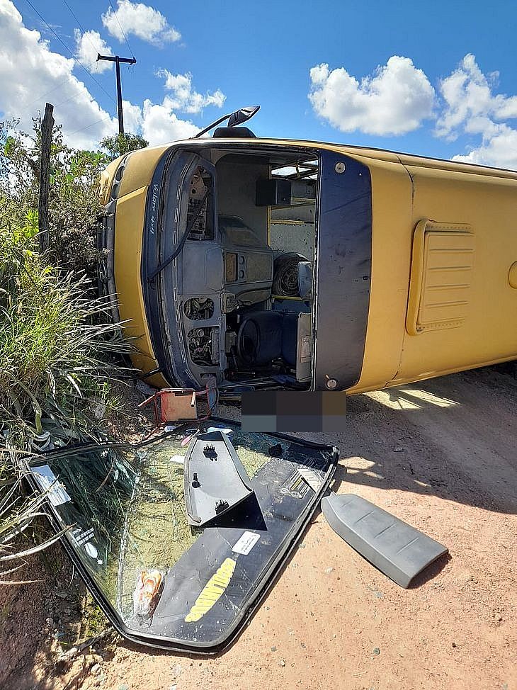 Imagem mostra o ônibus tombado logo após o acidente que vitimou um motociclista em Piranhas