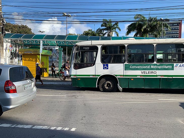 Um ônibus da empresa, que estaria sem freio, furou o sinal vermelho e arrastou três carros na ladeira dos martírios, nessa quinta-feira 