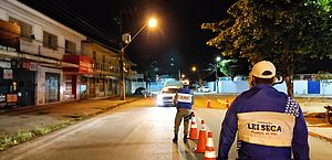 Motorista e motociclista são presos por embriaguez em blitz, na Ponta Verde