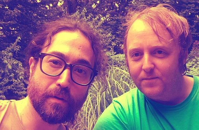 Sean Ono Lennon e James McCartney postaram uma selfie juntos no Instagram e chamaram a atenção dos fãs pela semelhança com seus pais