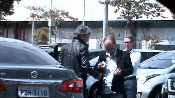 No estacionamento da JBS, Mendherson, assessor do senador Zeze Perrella, recebe dinheiro de Frederico Foto: Divulgação
