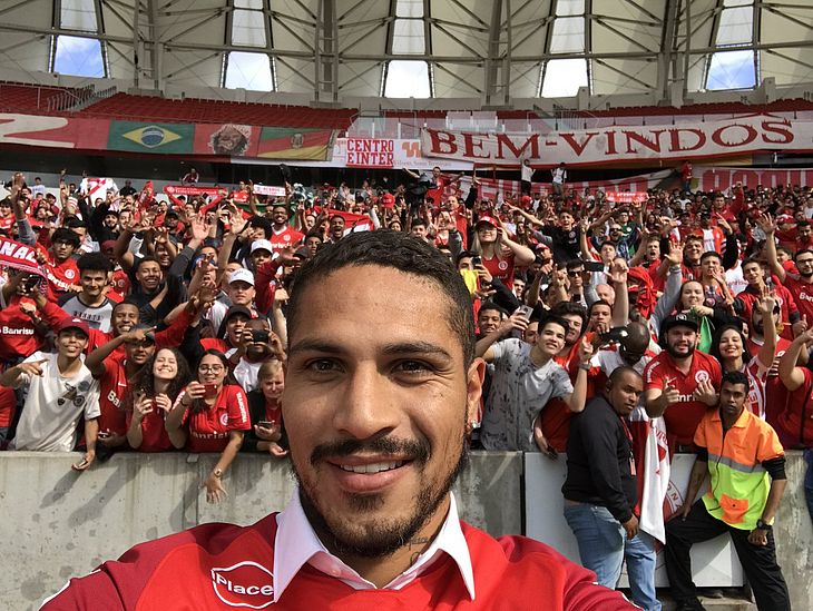 Guerrero tira selfie com a torcida na apresentação do Inter
