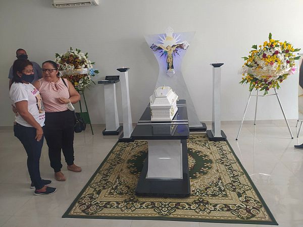Após um momento de oração e homenagens, a urna com a ossada de Roberta seguiu para o município de Piaçabuçu