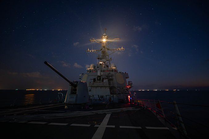 Imagem do USS Carney em outubro de 2023