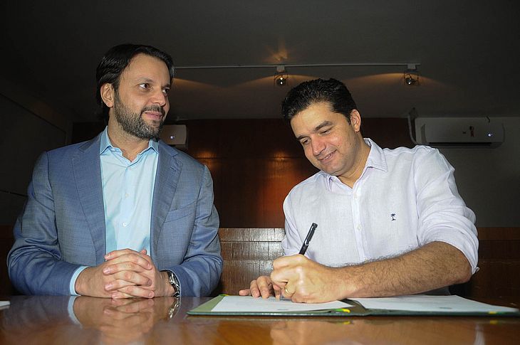 Prefeito Rui Palmeira e o ministro Alexandre Baldy assinam termos para construção de unidades habitacionais.