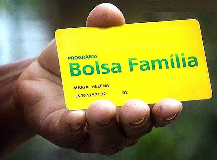 Para saber em que dia sacar o benefício, a família deve observar qual é o último algarismo do NIS que está impresso no cartão do Bolsa Família.