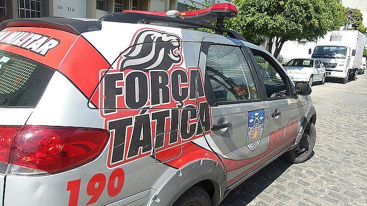 Homem tenta subornar a polícia com 2 mil reais, após ser encontrado com drogas, em Maceió
