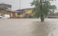 Vídeos: chuva registrada nas últimas horas causa transtornos em Maceió 