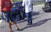 Vídeo: veículos colidem frontalmente na Avenida Gustavo Paiva