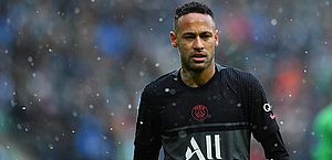 Neymar tinha fratura no pé quando foi contratado pelo PSG, diz jornal