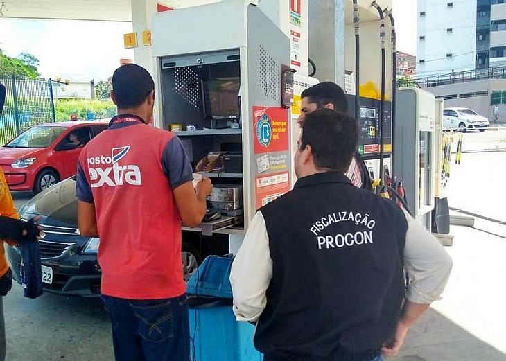 Procon Maceió realiza pesquisa em postos de gasolina da capital. 