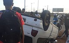 Idoso é vítima de acidente com capotamento de carro na parte alta de Maceió
