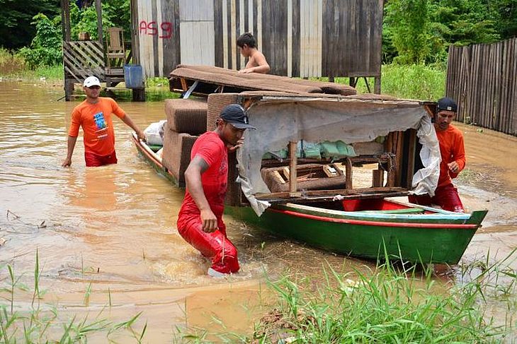 Moradores tentam salvar pertences durante enchente no estado do Acre