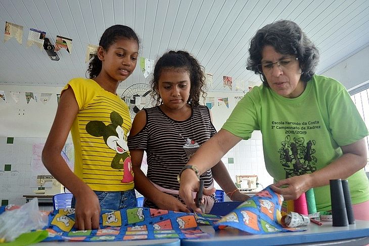 Professora de matemática Rosilene Nunes ensina a arte de corte e costura