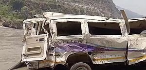 Pelo menos 10 turistas morrem após veículo cair em desfiladeiro na Índia