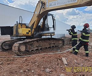 Bombeiros controlam incêndio em máquina escavadeira, em Murici