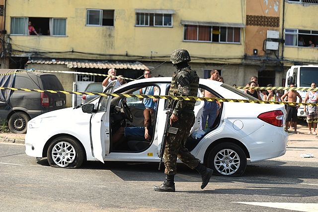 Um homem foi morto e dois ficaram feridos numa ação do Exército na zona oeste do Rio de Janeiro. 