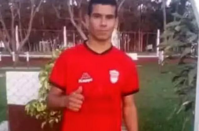 Jogador morre após bater a cabeça em muro que cercava o campo na Argentina