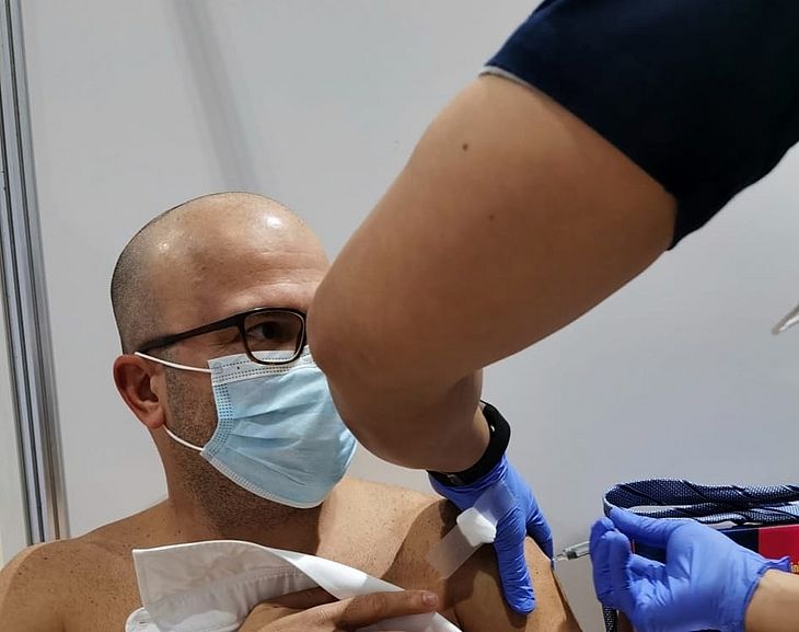 O cirurgião plástico Bruno Montenegro no momento em que recebia a dose da vacina contra a Covid-19