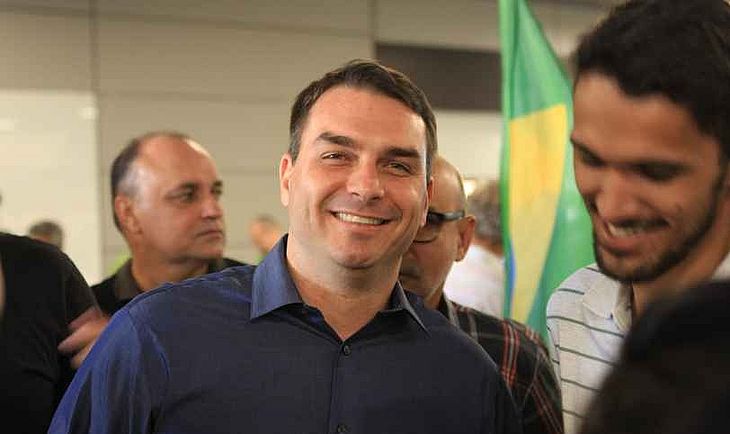 Flávio Bolsonaro afirmou que a agressão vai ajudar o pai a se eleger no 1º turno
