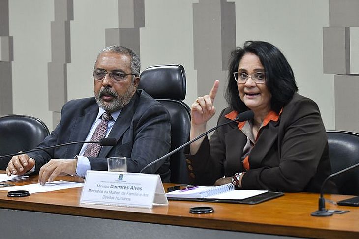 A ministra Damares Alves e o senador Paulo Paim (PT-RS) na comissão de Direito Humanos do Senado