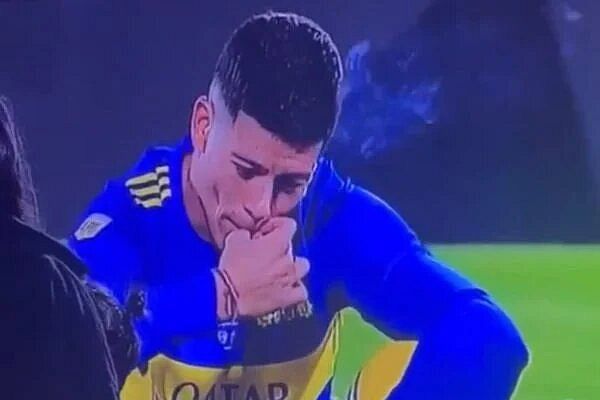 Marcos Rojo, do Boca Juniors, foi flagrado fumando sentado dentro de campo