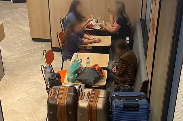 Desconfiança e mistério: mãe e filha 'moram' há 2 meses em McDonald's do RJ